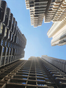 仰视城市高楼建筑群