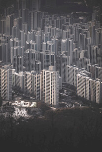 俯瞰林立高楼的城市景观
