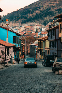 小镇街道上的多彩建筑与车辆