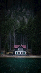 湖畔林间小屋