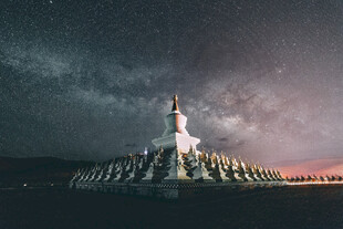 星空下的佛塔景观