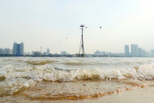 海边城市浪潮景观