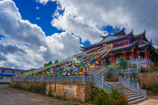 藏式寺庙经幡飘扬