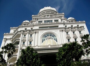 白色宏伟建筑外观风采