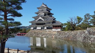 日本松本城临水景致
