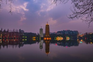 湖畔古塔夜景静谧如画