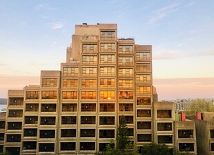 夕阳下的多层建筑景观