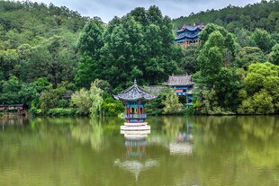 湖畔古亭青山绿水相映