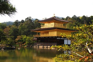 日本金阁寺倒映于湖水间