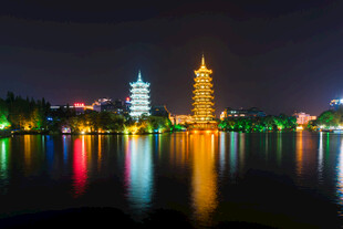 城市璀璨夜景倒映湖面