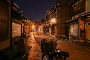 夜晚古巷中的静谧景象