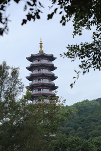 山林间的多层古塔