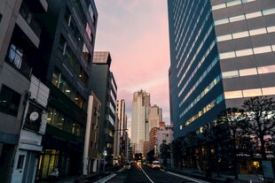 城市街道黄昏景象