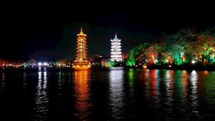 湖畔双塔楼夜景璀璨