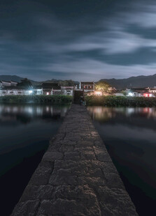 夜晚码头的静谧美丽景象