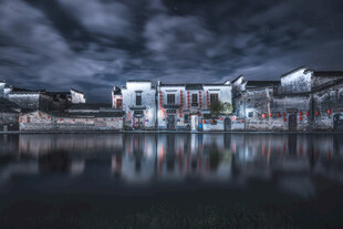 水乡夜景静谧的建筑倒影