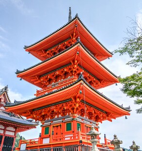 日本传统红色多层宝塔建筑
