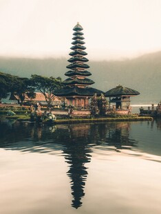 水上宝塔景观倒影如画