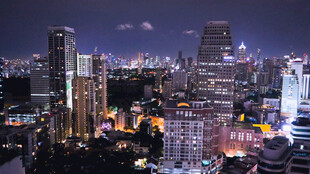 城市璀璨夜景俯瞰图