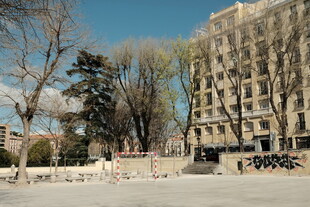 城市广场旁的古典风格建筑