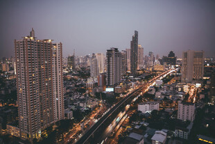城市夜景中的繁华交通