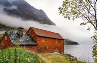 山间红屋云雾缭绕美景