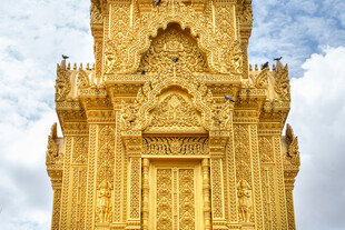 金色精美寺庙建筑一角