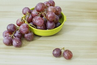 碗中紫葡萄及散落果实