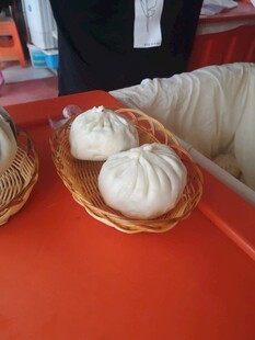 竹篮里的美味大包子