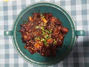 美味红烧排骨摆于碗中