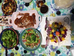 丰盛多彩的家庭聚餐美食