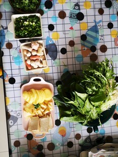 多彩食材摆放在多彩桌布上