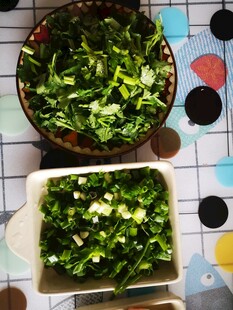 两碗翠绿蔬菜