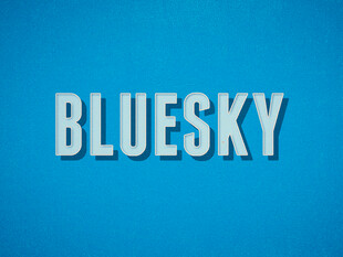 蓝色背景上的BLUESKY字样