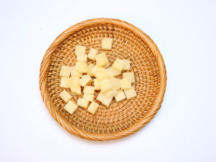 竹盘内的小块状食物