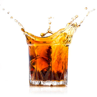 可乐飞溅玻璃杯