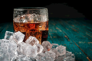冰块上的威士忌酒杯