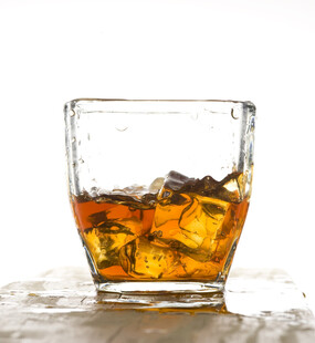 加冰威士忌酒杯特写