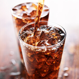 可乐倒入玻璃杯