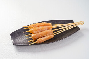 美味鸡肉串摆于黑色盘上