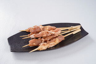 美味鸡肉串摆放在黑色盘上