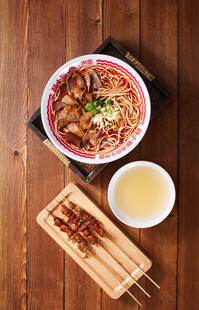 美味面食配烤串与饮品