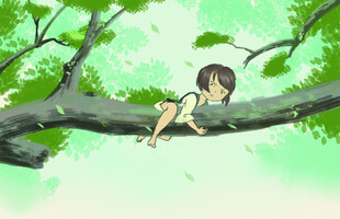 女孩惬意躺于树枝上