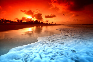 夕阳下的海滩美景