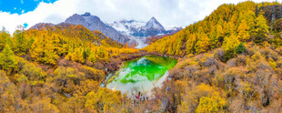 秋日山间绚丽风光