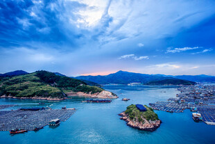 美丽海湾渔村风光