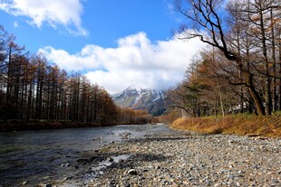 山间砾石河畔秋日风光