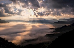 山间云海日出壮丽景观
