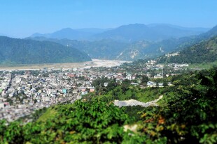 山间城镇俯瞰美景