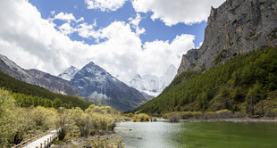 山间湖泊美景
